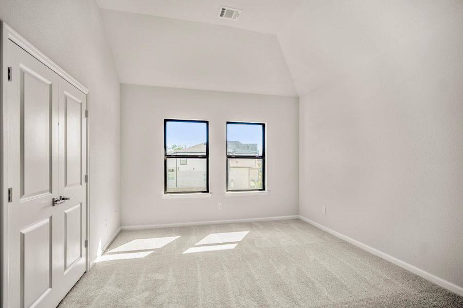 Spacious, unfurnished interior of a new home in Sienna 70′ Lots, Missouri City (Image 41).