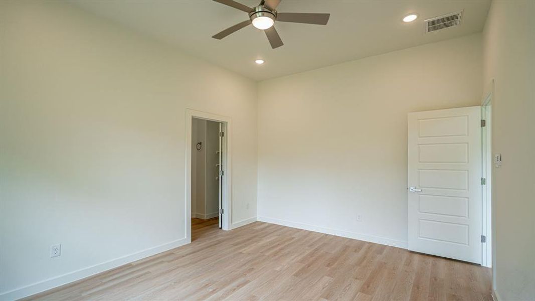 Spacious, unfurnished interior of a new home in , Granbury (Image 22).