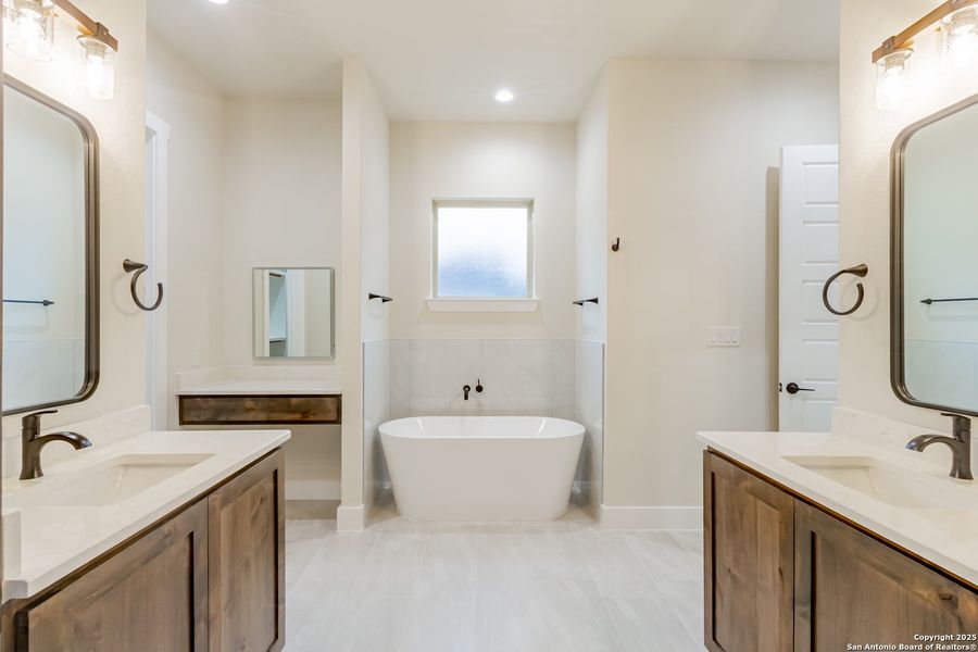 Furnished interior view inside a new home in , La Vernia (Image 36).