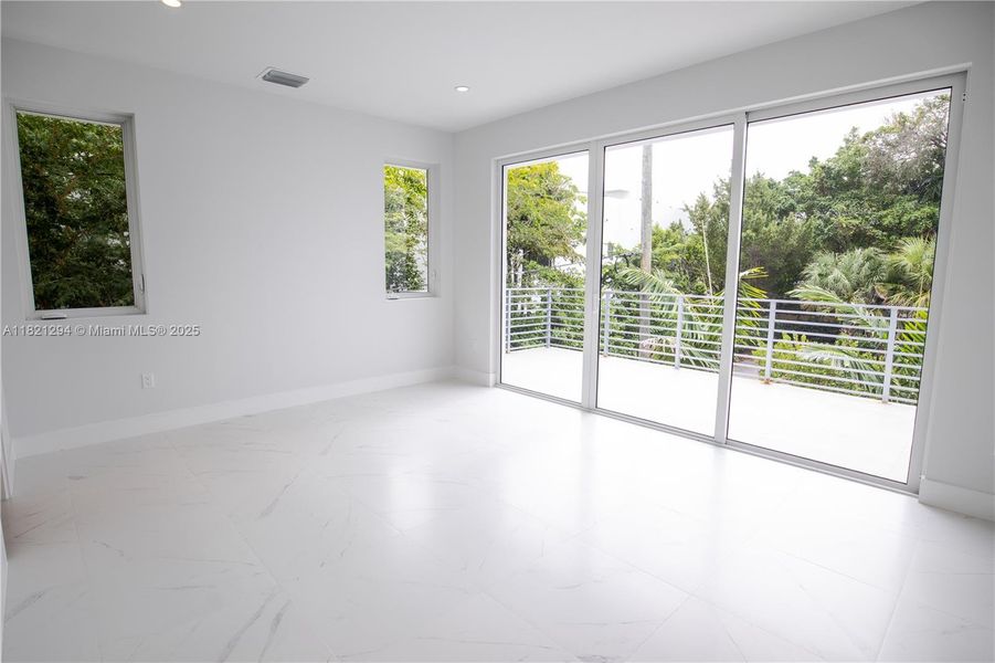 Spacious, unfurnished interior of a new home in , Miami (Image 10).