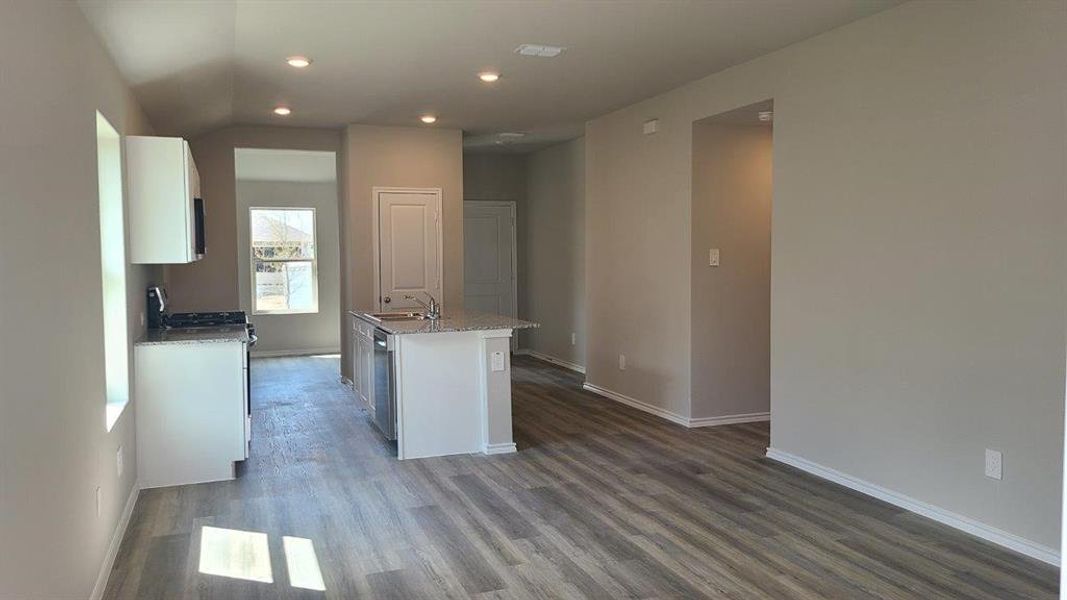 Spacious, unfurnished interior of a new home in Hickory Grove, Denton (Image 9).