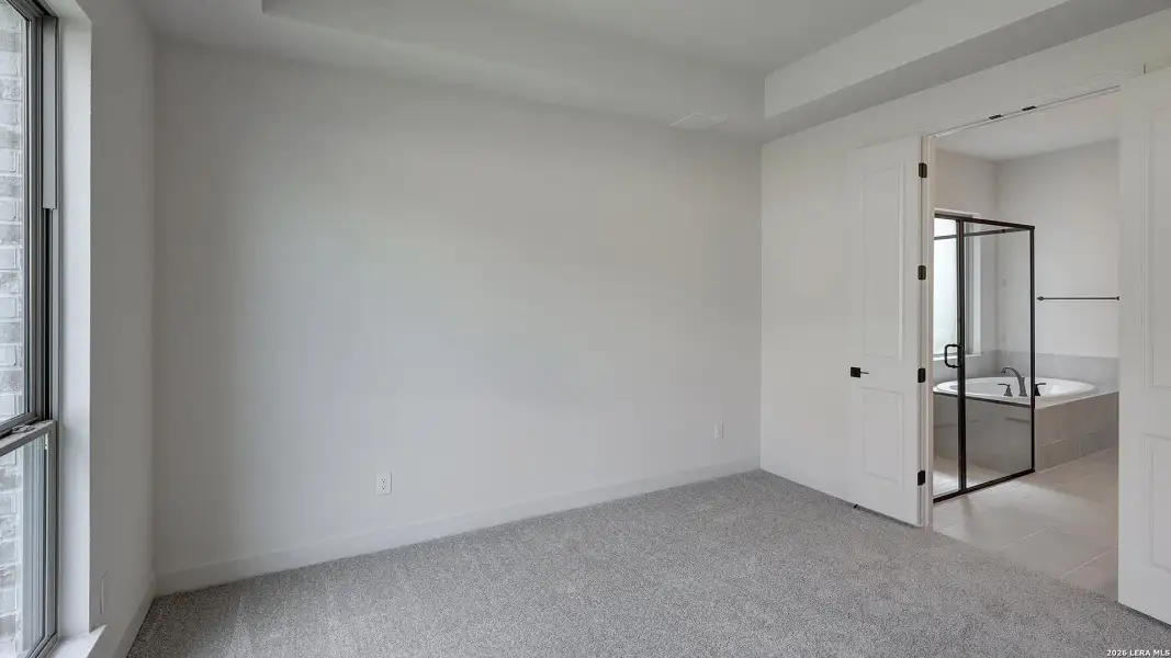 Spacious, unfurnished interior of a new home in Ladera, San Antonio (Image 20).