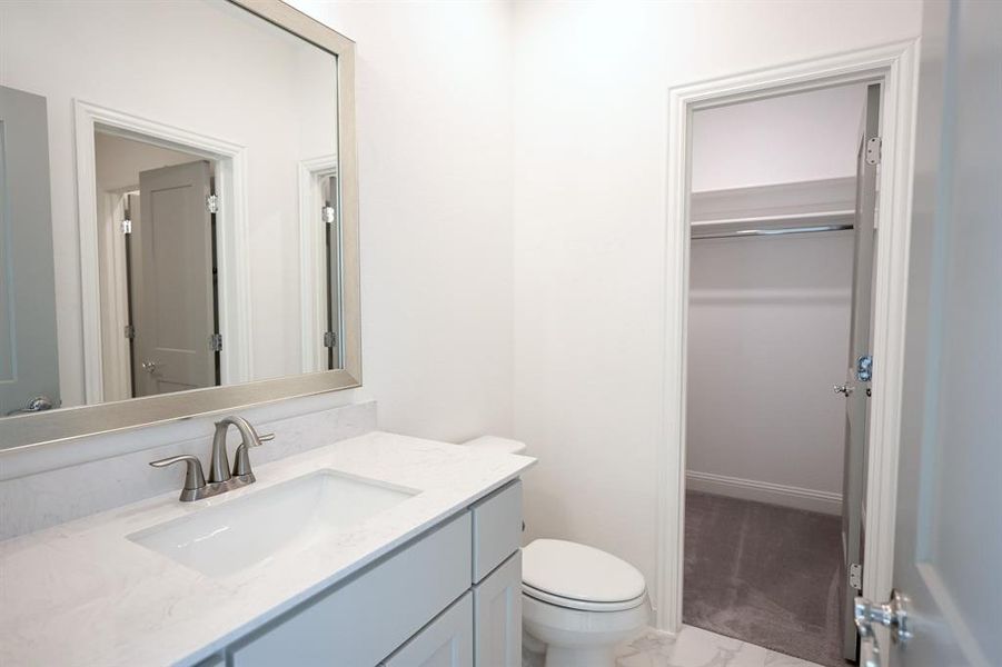 Jack 'n Jill Bath with Walk-in Closet