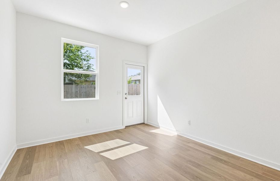 Spacious, unfurnished interior of a new home in Vantage, San Marcos (Image 16).