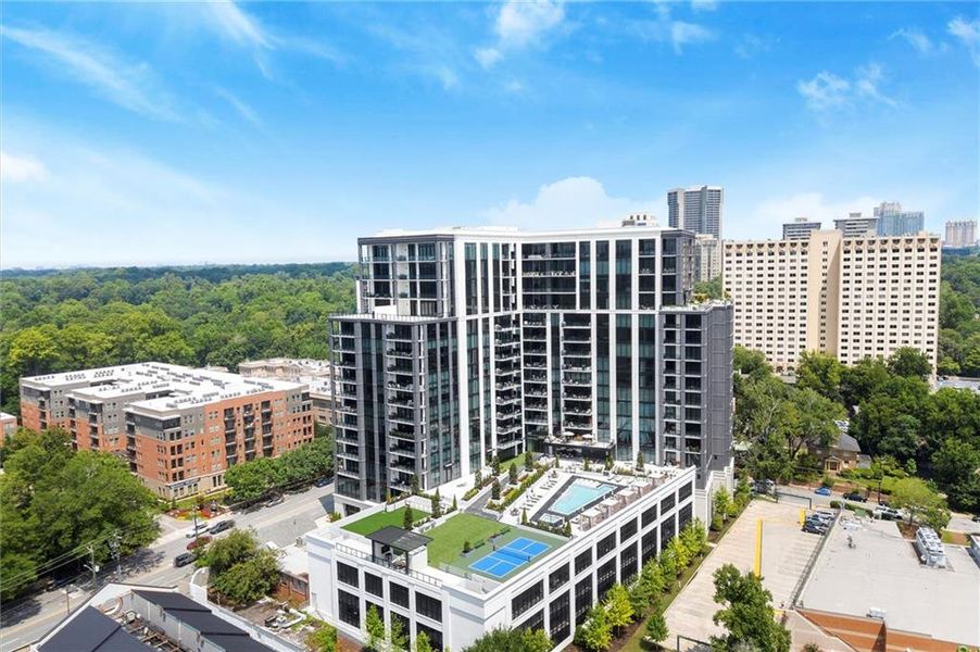 Condo located in Atlanta, GA showcasing its design and architecture (Image 25).