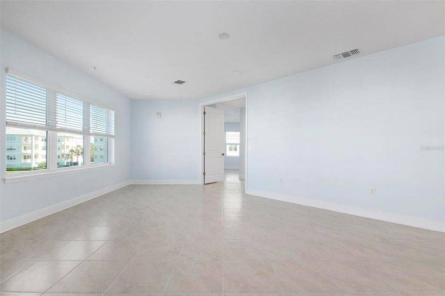 Spacious, unfurnished interior of a new home in , Bradenton (Image 36).