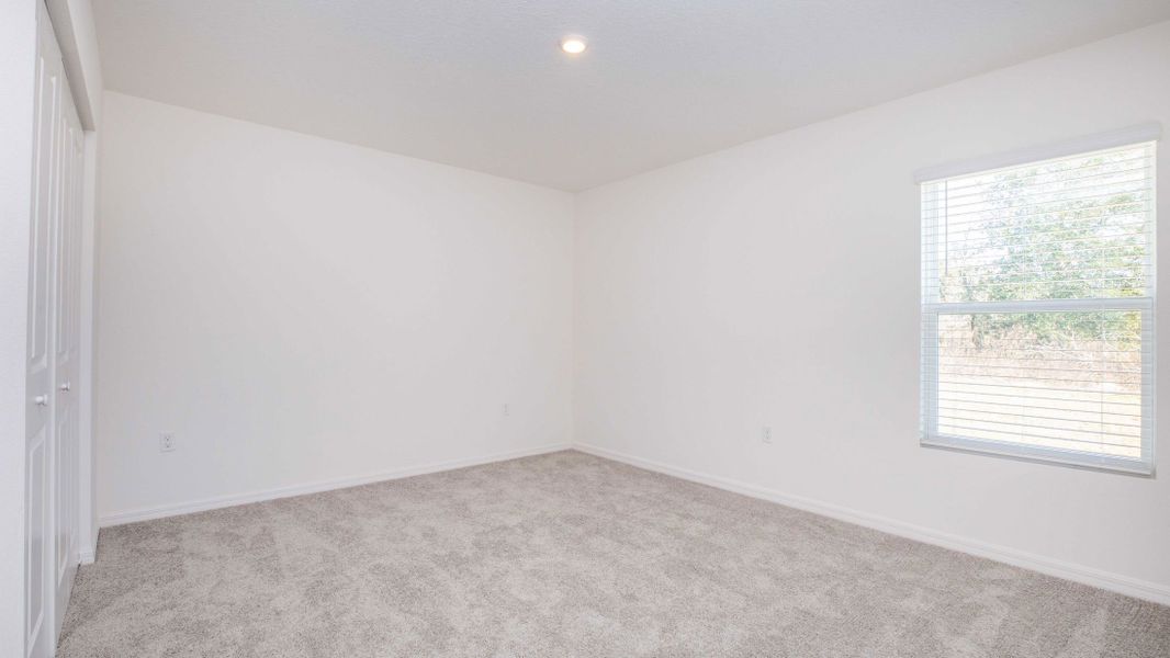 Spacious, unfurnished interior of a new home in Port Charlotte, Port Charlotte (Image 40).