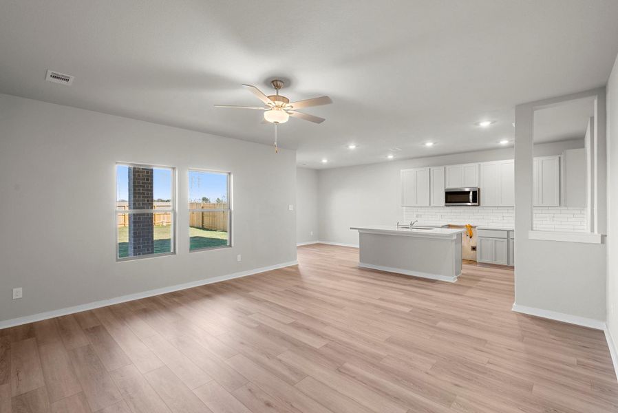 Spacious, unfurnished interior of a new home in Creekhaven, Rosharon (Image 15).