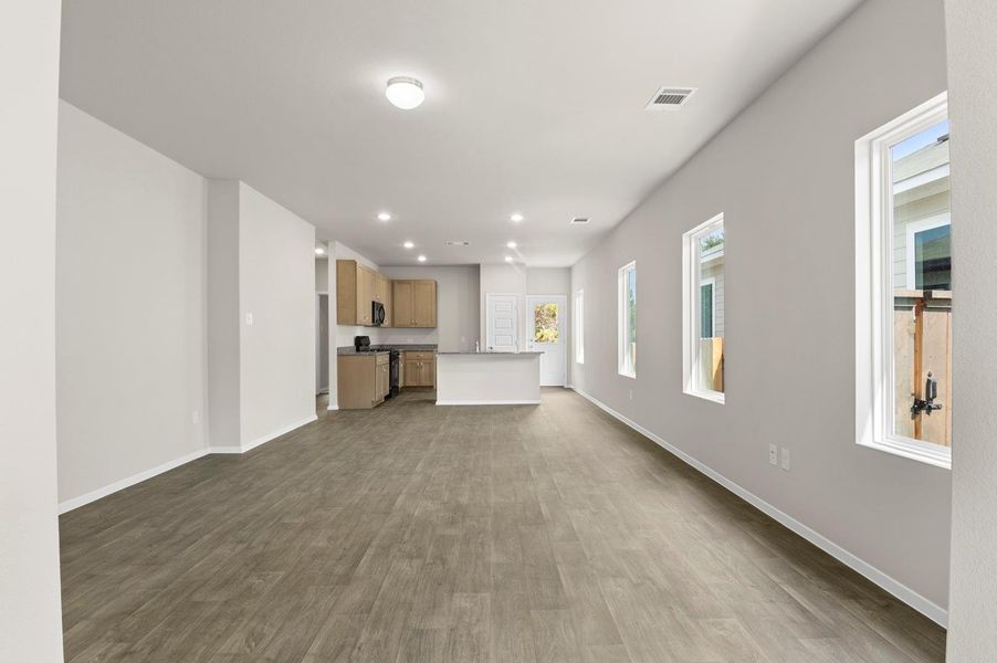 Spacious, unfurnished interior of a new home in Cloverleaf, Austin (Image 26).