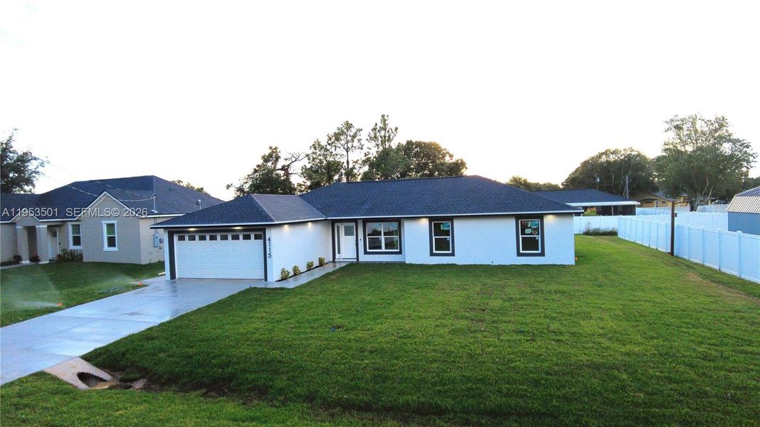 Exterior details and patio area of a home in , Sebring (Image 20).