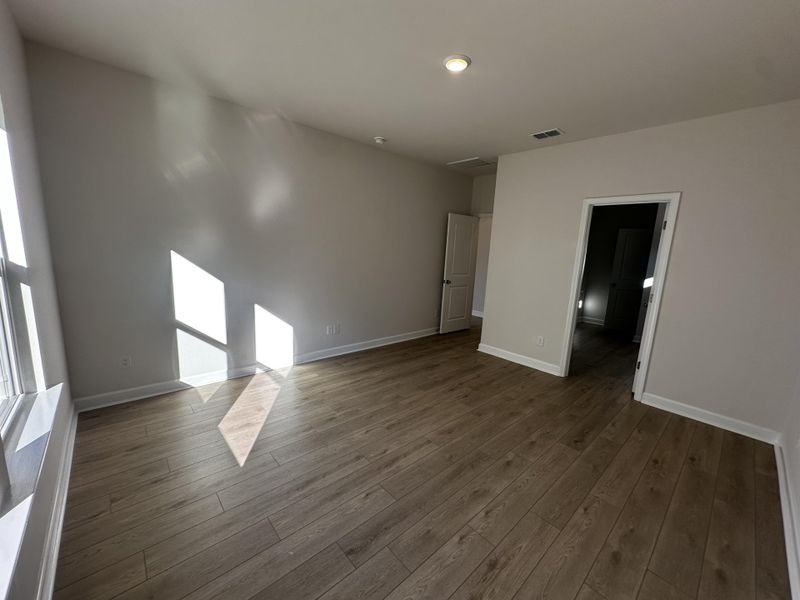 Spacious, unfurnished interior of a new home in , Summerville (Image 13).