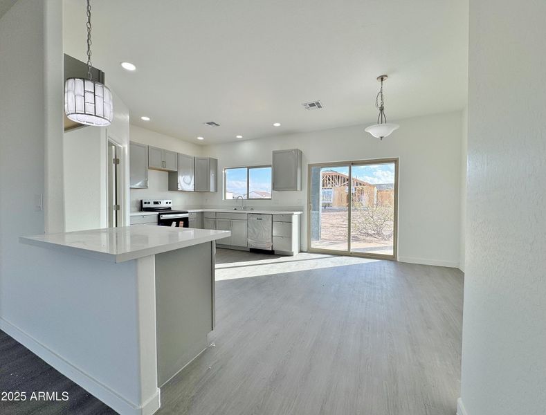 Breakfast bar/dining area & kitchen Breakfast bar/dining area & kitchen