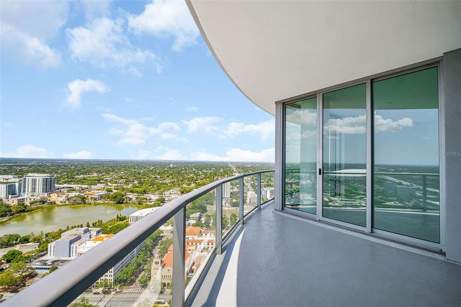 Condo located in St. Petersburg, FL showcasing its design and architecture (Image 25).