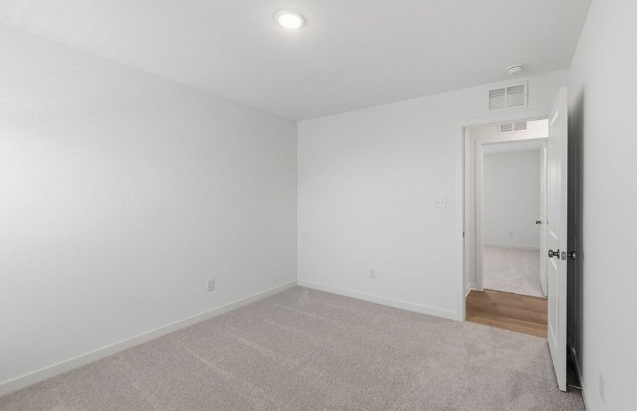 Spacious, unfurnished interior of a new home in Sunfield, Buda (Image 33).