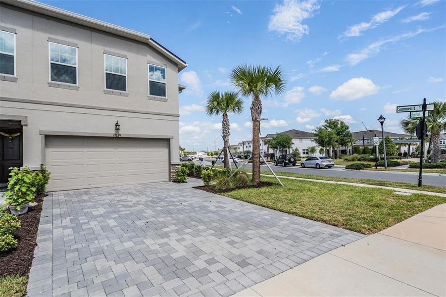Exterior details and patio area of a home in , Lutz (Image 3).