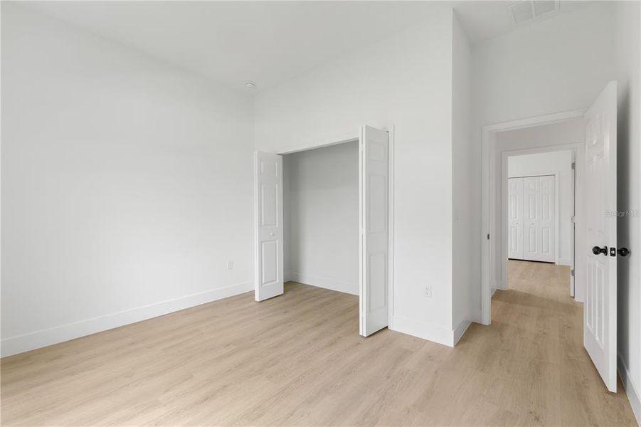 Spacious, unfurnished interior of a new home in , Ocala (Image 30).