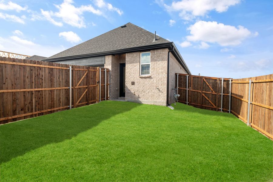 Exterior details and patio area of a home in Edgewater, Fate (Image 4).