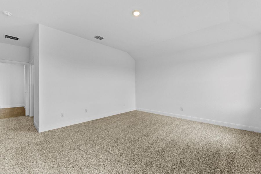 Spacious, unfurnished interior of a new home in Railhead, Cedar Creek (Image 36).