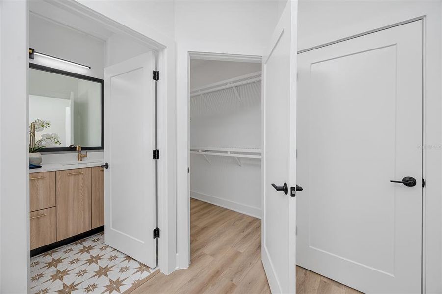 Spacious, unfurnished interior of a new home in , Tampa (Image 25).
