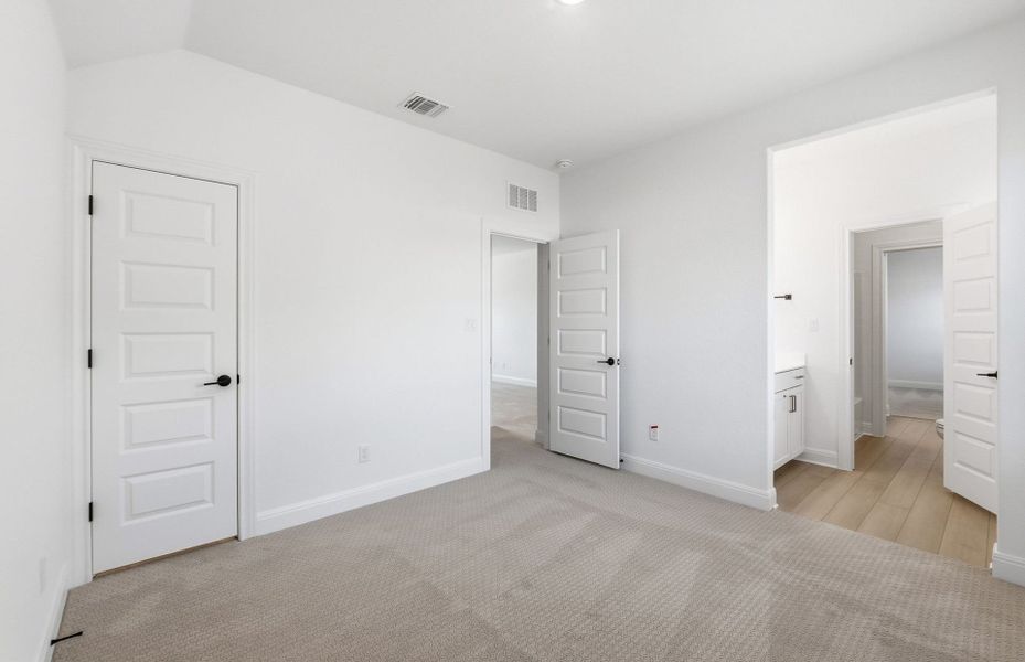 Spacious, unfurnished interior of a new home in Santa Rita Ranch, Liberty Hill (Image 54).