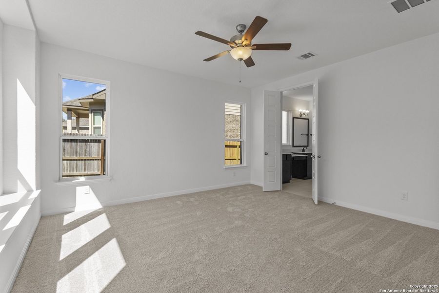 Spacious, unfurnished interior of a new home in Ladera 50', San Antonio (Image 28).