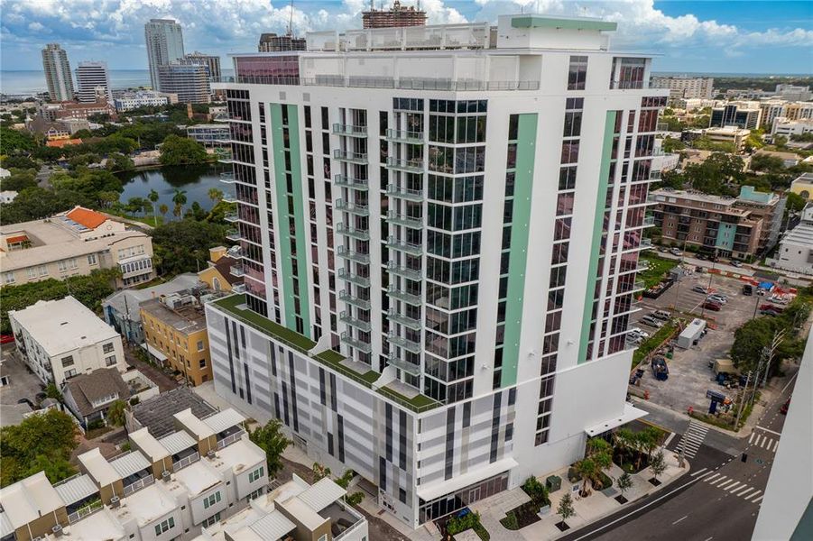 Condo located in St. Petersburg, FL showcasing its design and architecture (Image 50).