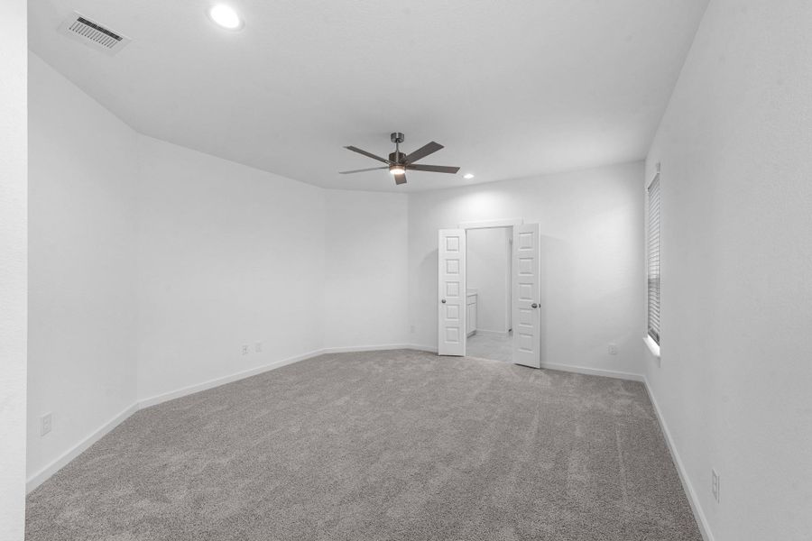 Spacious, unfurnished interior of a new home in Grand Mason Crossing, Katy (Image 24).