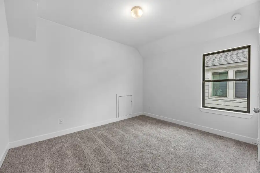 Spacious, unfurnished interior of a new home in Sunterra, Katy (Image 7).