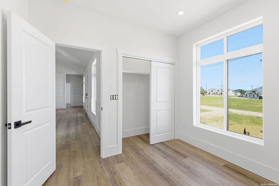 Spacious, unfurnished interior of a new home in , Bandera (Image 21).