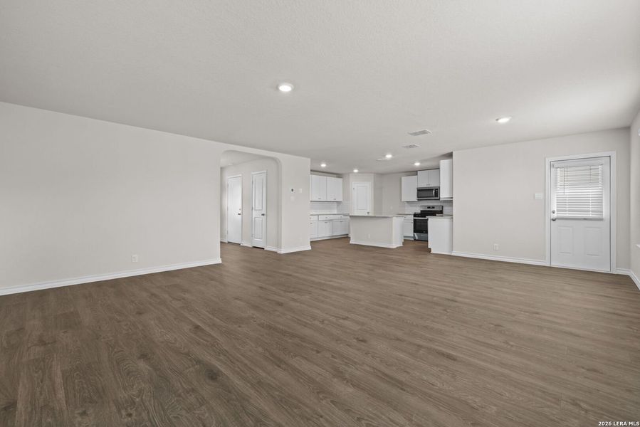 Spacious, unfurnished interior of a new home in Stonehill, San Antonio (Image 27).
