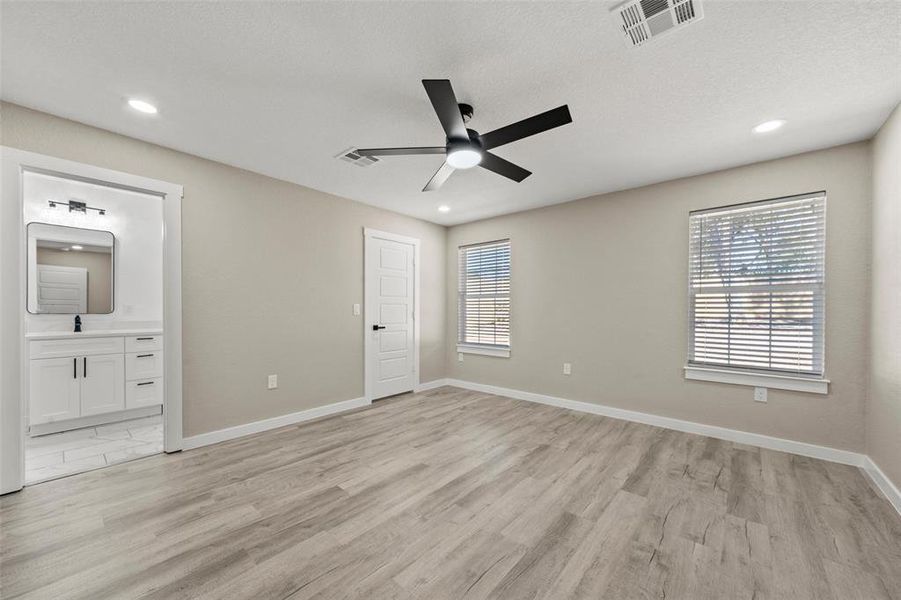 Spacious, unfurnished interior of a new home in , Waco (Image 10).