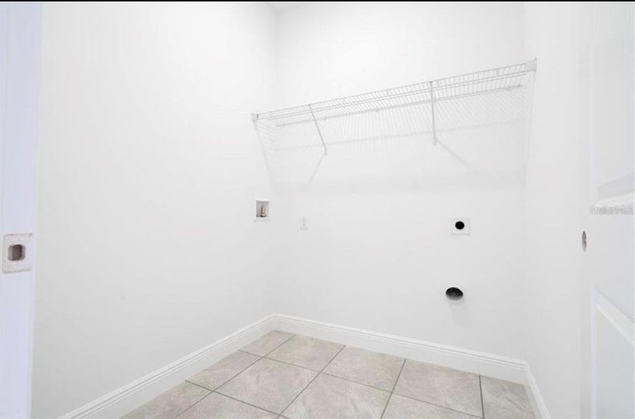 Spacious, unfurnished interior of a new home in , Citrus Springs (Image 36).