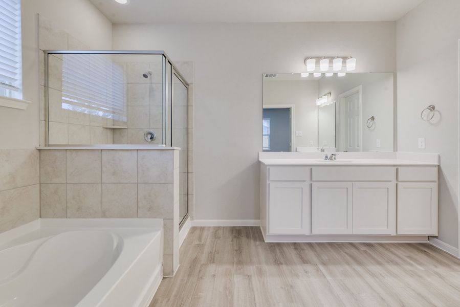 Representative furnished interior of a home built from the Floor Plan 1784 by Colina Homes in Tidwell Lakes, Houston (Image 19).