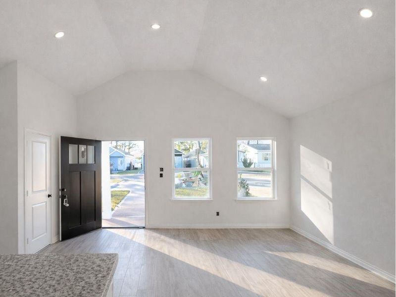 Spacious, unfurnished interior of a new home in Lake Conroe Village, Montgomery (Image 6).