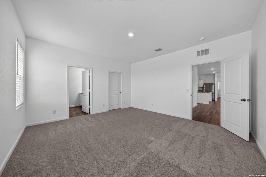 Spacious, unfurnished interior of a new home in Hennersby Hollow, San Antonio (Image 28).
