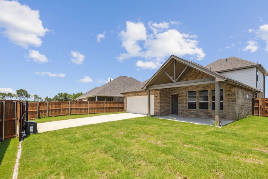 Exterior details and patio area of a home in Dove Hollow, Waxahachie (Image 4).