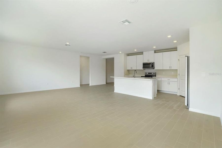 Spacious, unfurnished interior of a new home in Salt Meadows - Classic Series, Parrish (Image 27).