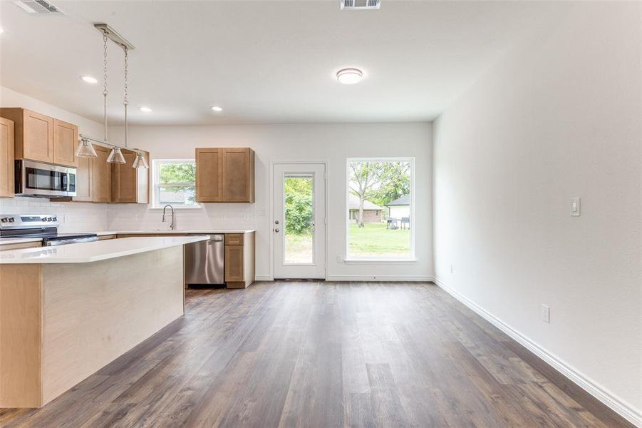 Spacious, unfurnished interior of a new home in , Granbury (Image 15).
