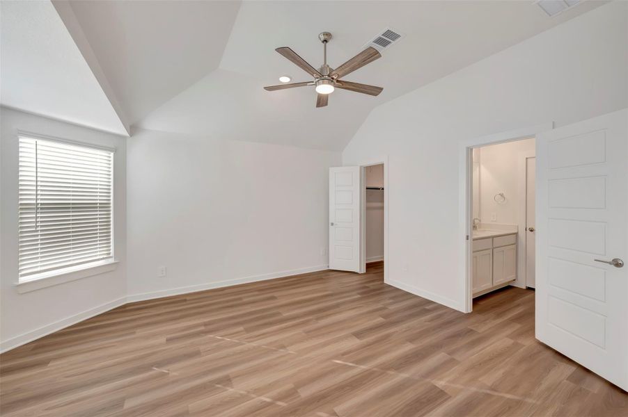 Spacious, unfurnished interior of a new home in Lone Star Landing, Montgomery (Image 11).