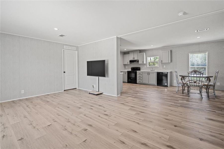 Spacious, unfurnished interior of a new home in , Bronson (Image 13).