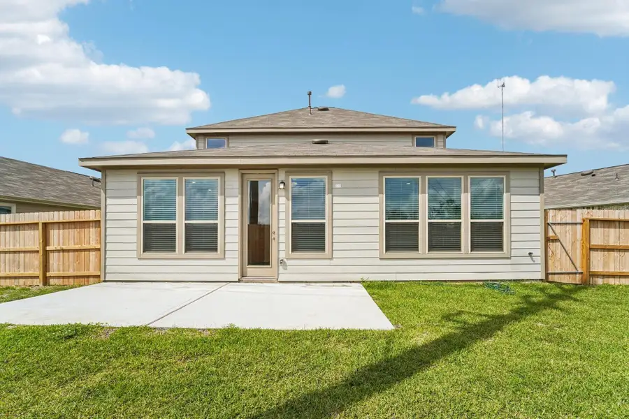 A green and spacious yard for everyone. This large, grassy backyard is a perfect playground for kids and pets, offering plenty of room for activities and relaxation. The backyard space also includes a large patio slab, perfect for your patio furniture and BBQ evenings.