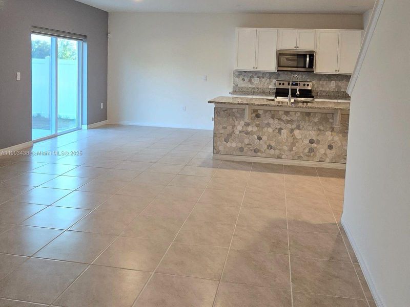 Spacious, unfurnished interior of a new home in , Davenport (Image 39).