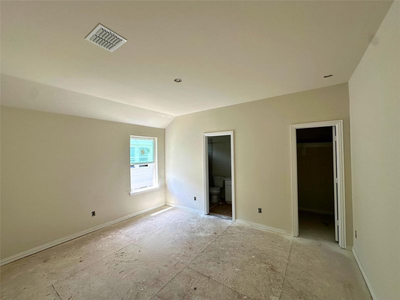 Spacious, unfurnished interior of a new home in Ellis Cove, Seabrook (Image 14).