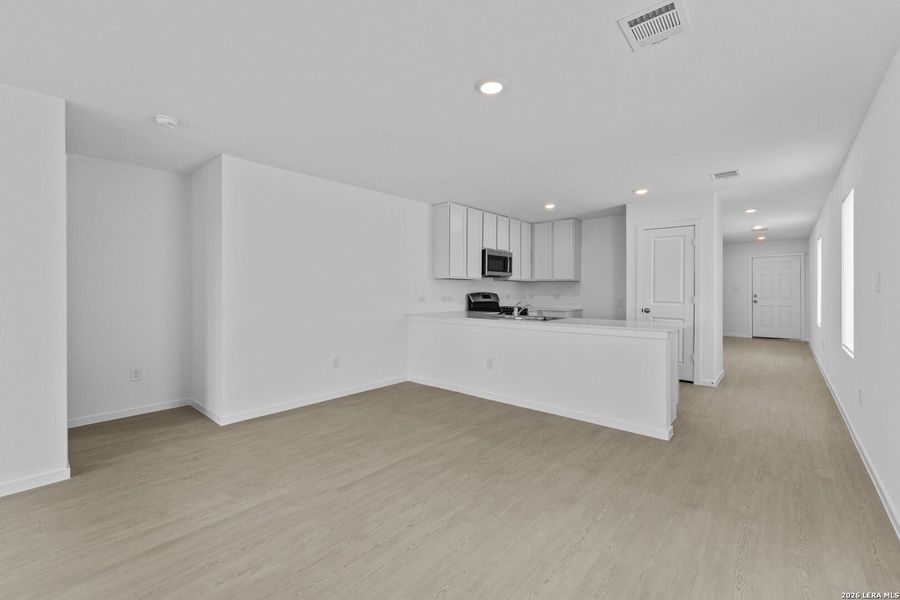 Spacious, unfurnished interior of a new home in Spring Grove, San Antonio (Image 19).