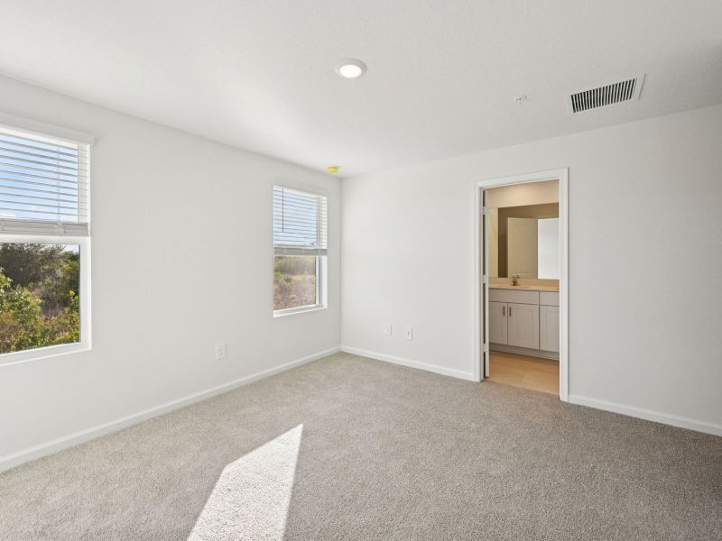 Spacious, unfurnished interior of a new home in Tidewater, Fort Pierce (Image 14).