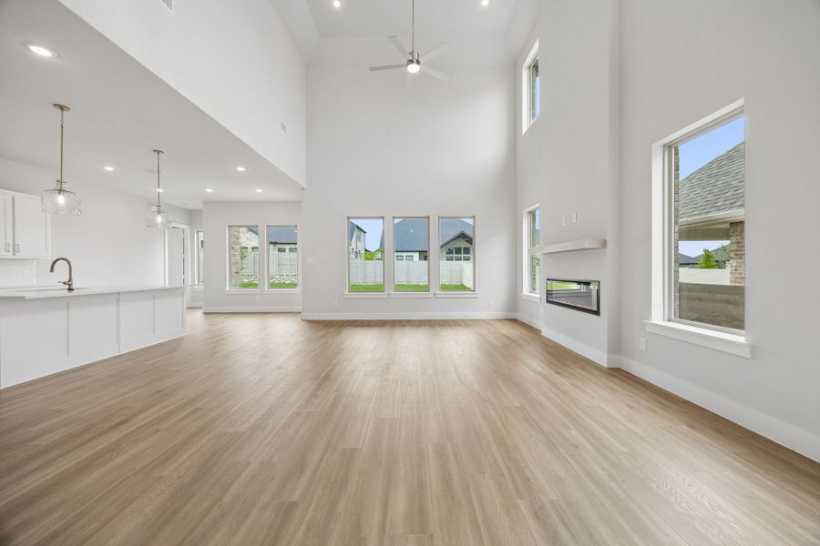 Spacious, unfurnished interior of a new home in Painted Tree Lakeside, McKinney (Image 18).