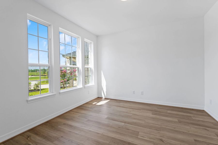 Spacious, unfurnished interior of a new home in Blue Heron Estates, Mont Belvieu (Image 12).