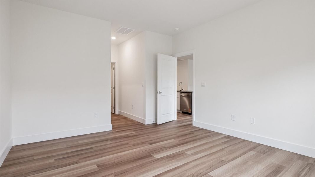 Spacious, unfurnished interior of a new home in Millstone Village, Morristown (Image 13).