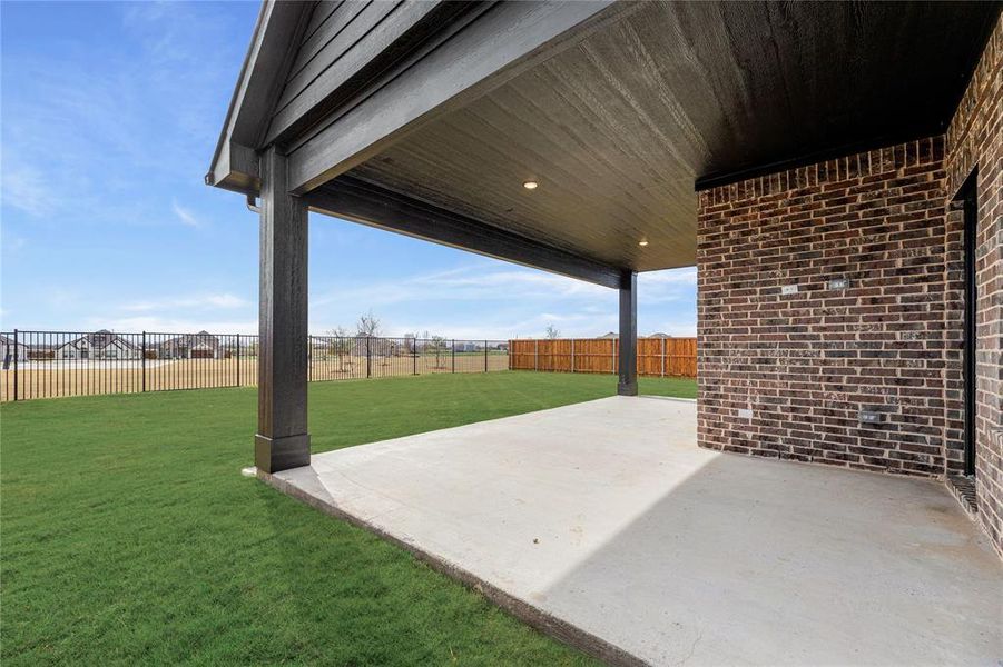 Exterior details and patio area of a home in Stone River Glen 60s, Royse City (Image 26).