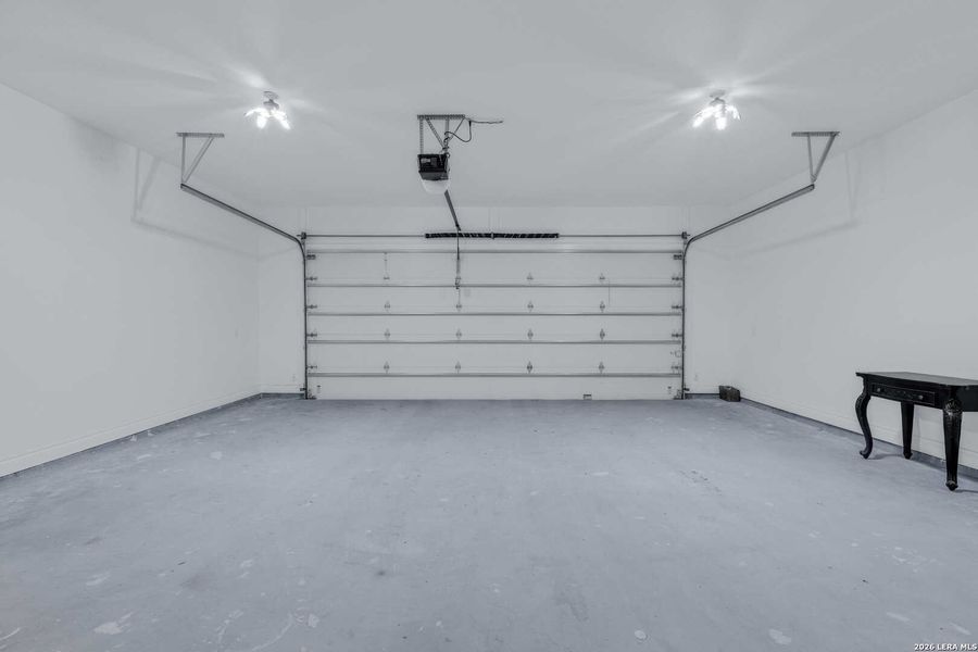 Spacious, unfurnished interior of a new home in , Bandera (Image 40).